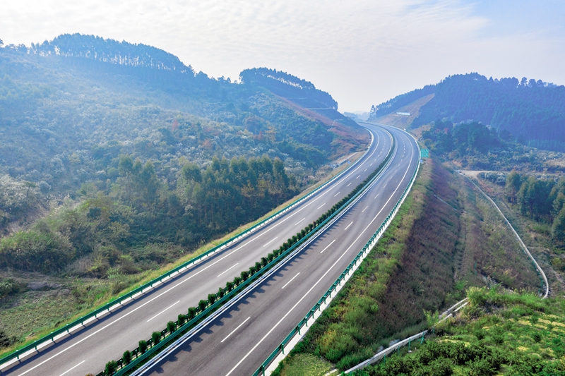 6.高速公路与群山相连，植被覆盖率高，与原生态环境恢复有机结合.jpg